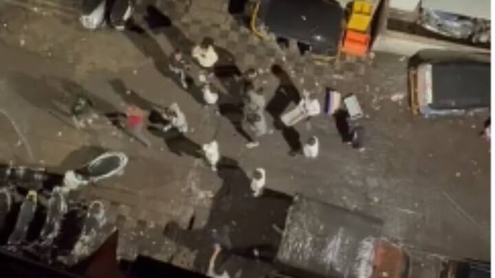 अल्पवयीन मुलांमध्ये किरकोळ कारणावरुन वाद झाले होते. त्याचा राग चौघा जणांच्या टोळक्याने रस्त्यावर पार्क केलेल्या कोंढव्यातील मिठानगर येथील वाहनांवर काढला.