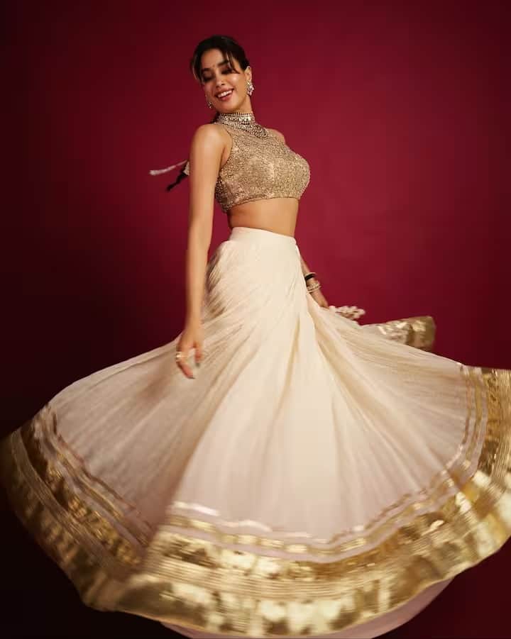 जाह्नवी का यह लुक बेहद सिंपल है, लेकिन फेस्टिवल में यह लुक बेहद खूबसूरत लगेगा। व्हाइट एंड गोल्ड लहंगा और हैवी गोल्ड ब्लाउज क्लासी लुक देगा।