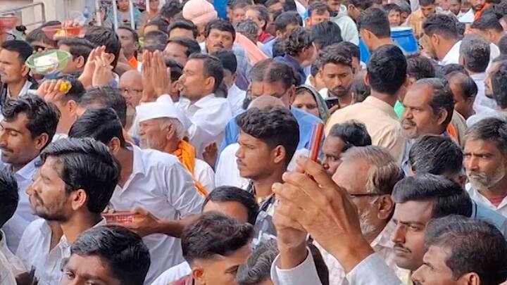 शनी मंदिर परिसर भाविकांनी फुलून गेला असून शिंगणापूर गावातही शनी भक्तांची मोठी गर्दी पाहायला मिळतेय.