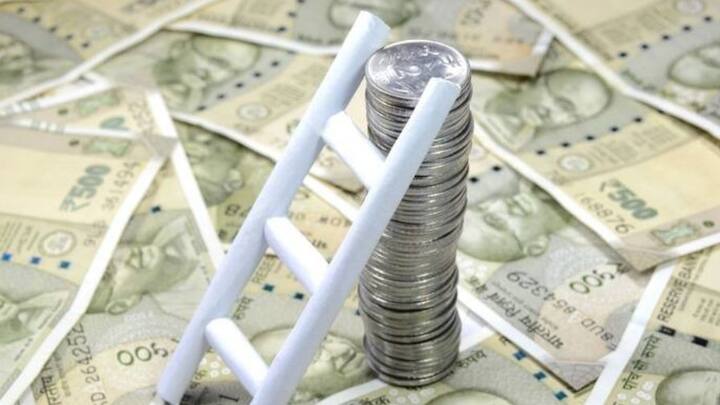 তবে পিপিএফ বা সুকন্যা সমৃদ্ধি যোজনায় ১.৫ লক্ষ টাকা পর্যন্ত আয়ে কোনও কর দিতে হবে না, সেদিক থেকে ছাড় রয়েছে। আর মিউচুয়াল ফান্ডে দীর্ঘমেয়াদী বিনিয়োগের ক্ষেত্রে প্রথম ১ লক্ষ টাকা বাদে বাকি আয়ের উপরে ১২.৫ শতাংশ কর দিতে হবে।