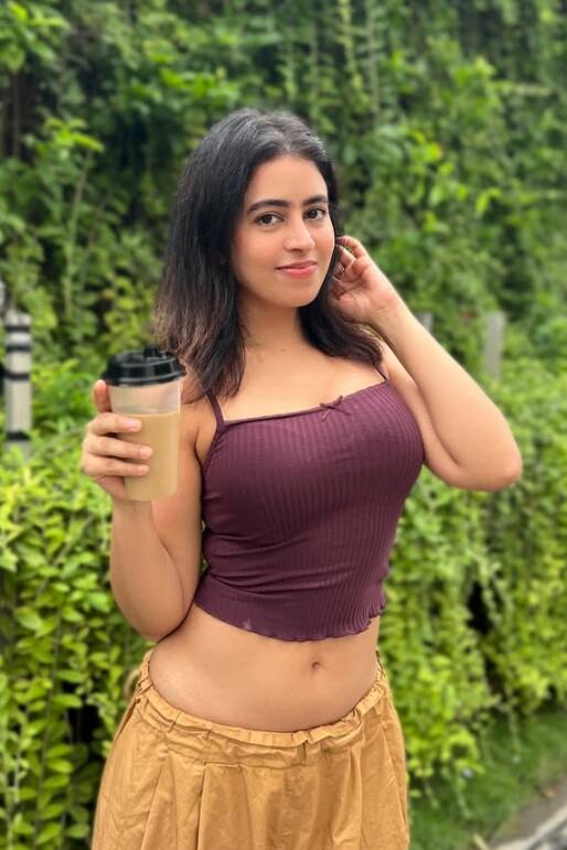 હૈદરાબાદના ગાર્ડનમાં શોભિતા રાણાની મોજ મસ્તી