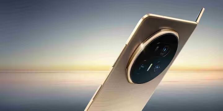 HONOR Magic V5: ફૉલ્ડેબલ સ્માર્ટફોનની ટકાઉપણા અંગે હંમેશા પ્રશ્નો રહ્યા છે, પરંતુ HONOR Magic V5 એ આ ખ્યાલને તોડી નાખ્યો છે.  ફૉલ્ડેબલ સ્માર્ટફોનની મજબૂતાઈ વિશે હંમેશા પ્રશ્નો ઉઠતા રહ્યા છે, પરંતુ HONOR Magic V5 એ આ ધારણાને તોડી નાખી છે. કંપનીએ જાહેરાત કરી છે કે આ ફોન ગિનિસ વર્લ્ડ રેકોર્ડમાં સ્થાન મેળવી ચૂક્યો છે. HONOR Magic V5 એ 104 કિલો (229.2 પાઉન્ડ) વજન ઉપાડીને અત્યાર સુધીનો સૌથી ભારે સસ્પેન્ડેડ ફોલ્ડેબલ સ્માર્ટફોન બનવાનો રેકોર્ડ બનાવ્યો. આ સિદ્ધિ સત્તાવાર રીતે 1 ઓગસ્ટ, 2025 ના રોજ દુબઈ (UAE) માં નોંધાઈ હતી.