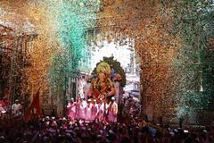 Lalbaugcha Raja 2025: लालबागच्या राजाचा दरबार सजला; रस्त्यावरील लोकही येता-जाता पाहत बसले, पाहा PHOTO