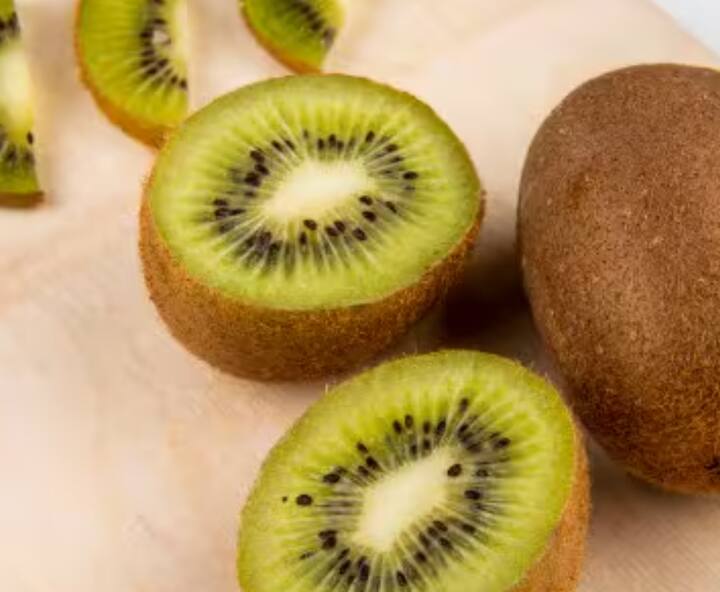 ਕੀਵੀ: ਕੀਵੀ ਵਿਟਾਮਿਨ ਸੀ ਅਤੇ ਐਂਟੀਆਕਸੀਡੈਂਟਸ ਦਾ ਇੱਕ ਵਧੀਆ ਸਰੋਤ ਹੈ। ਇਹ ਪਲੇਟਲੈਟਸ ਨੂੰ ਵਧਾਉਣ ਦੇ ਨਾਲ-ਨਾਲ ਸਰੀਰ ਨੂੰ ਊਰਜਾ ਵੀ ਦਿੰਦਾ ਹੈ। ਡੇਂਗੂ ਦੇ ਮਰੀਜ਼ਾਂ ਨੂੰ ਰੋਜ਼ਾਨਾ 1 ਕੀਵੀ ਖਾਣ ਨਾਲ ਜਲਦੀ ਰਾਹਤ ਮਿਲਦੀ ਹੈ।