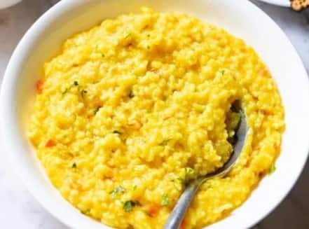 हल्की खिचड़ी या दलिया: डेंगू के दौरान पचने में हल्का और पौष्टिक खाना जरूरी होता है. खिचड़ी या दलिया शरीर को ऊर्जा देने के साथ-साथ डाइजेशन को भी आसान बनाते हैं.इसमें मौजूद कार्बोहाइड्रेट और प्रोटीन शरीर को रिकवरी में मदद करते हैं.