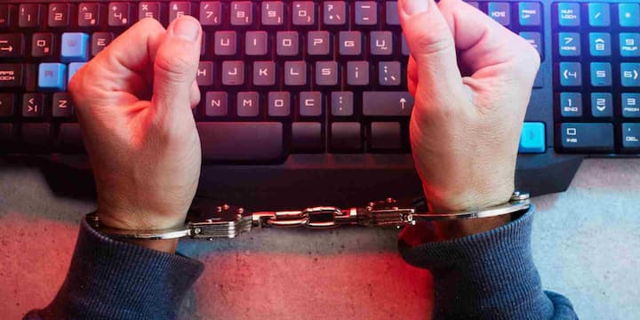 जांच अधिकारियों ने बताया कि ठग का दावा पहली नजर में ही संदेहास्पद था क्योंकि विश्वांस नांगरे पाटिल वास्तव में अतिरिक्त DGP (भ्रष्टाचार निरोधक विभाग) हैं, न कि पुलिस कमिश्नर. पुलिस ने इस मामले को उदाहरण बनाकर लोगों को आगाह किया है कि बढ़ते “डिजिटल अरेस्ट स्कैम्स” से सतर्क रहें.