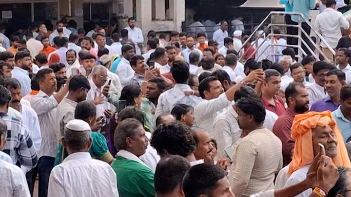 श्रावण महिन्याचा शेवटचा दिवस आणि शनी अमावस्या या दुर्मिळ योगामुळे अहिल्यानगर जिल्ह्यातील शनि शिंगणापूर येथे शनिदर्शनासाठी लाखो भाविकांची गर्दी झाली आहे.