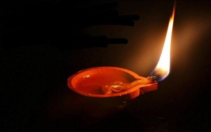 शनि-शुक्र संतुलनासाठी: शनिदेवाला काळ्या तीळ-तेलाचा दीप लावावा आणि  शुक्राला  दुध, साखर आणि तुपाचा दीप लावा या उपायाने शनि-शुक्र दोन्ही ग्रह एकत्र प्रसन्न होतात.