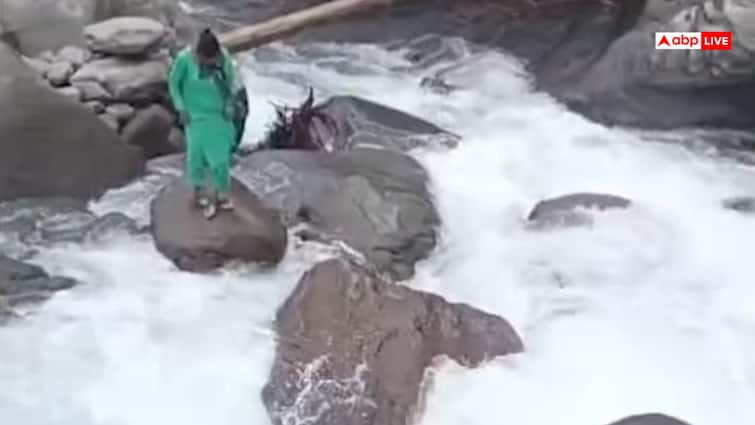 Video: छलांग लगाकर पार किया उफनता नाला, बच्चे को लगाया टीका, मिसाल बना इस महिला का वीडियो