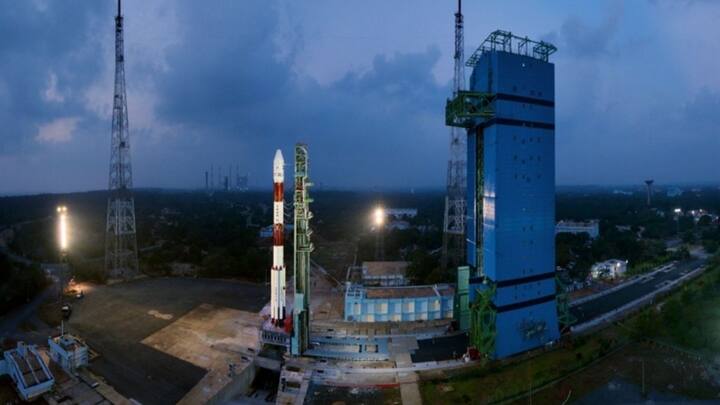 लेकिन आपका बता दें पहले इसका नाम ISRO नहीं था. बात साल 1962 की है. तब Indian National Committee for Space Research यानी INCOSPAR का गठन किया गया ता. इसे भारत की पहली औपचारिक स्पेस रिसर्च कमेटी कहा जा सकता है.