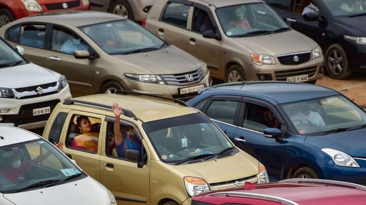 अब लोगों को यह सुविधा दी गई है कि 20 साल पुरानी कार का भी दोबारा रजिस्ट्रेशन करवाकर सड़क पर चलाया जा सकता है. भारत सरकार ने हाल ही में नए नियम लागू किए हैं. यानी गाड़ियां जो पहले समय सीमा पूरी करने के बाद बेकार समझी जाती थीं वह अब दोबारा सड़क पर उतर सकती हैं.