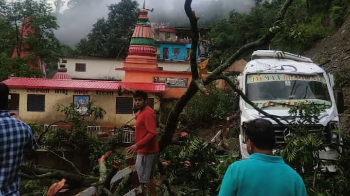 According to the information, a lot of debris has come in Tharali Bazar, Kotdeep Tehsil campus. In Sagwara village, a girl and an elderly man are reported to have been buried in the rubble.