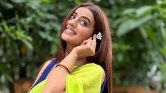 बालों में फूल लगाकर शर्माई अक्षरा सिंह, ट्रेडिशनल अवतार से जीता फैंस का दिल