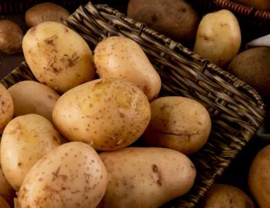 Potato juice: Potato is very effective in removing the stains of the skin. Applying its juice on the face reduces the pigmentation and starts glowing the skin.