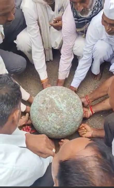 12 बोटांची जादू! पोळ्यानिमित्त उचलला तब्बल 100 किलो दगड, अनोख्या परंपरेचा व्हिडिओ व्हायरल