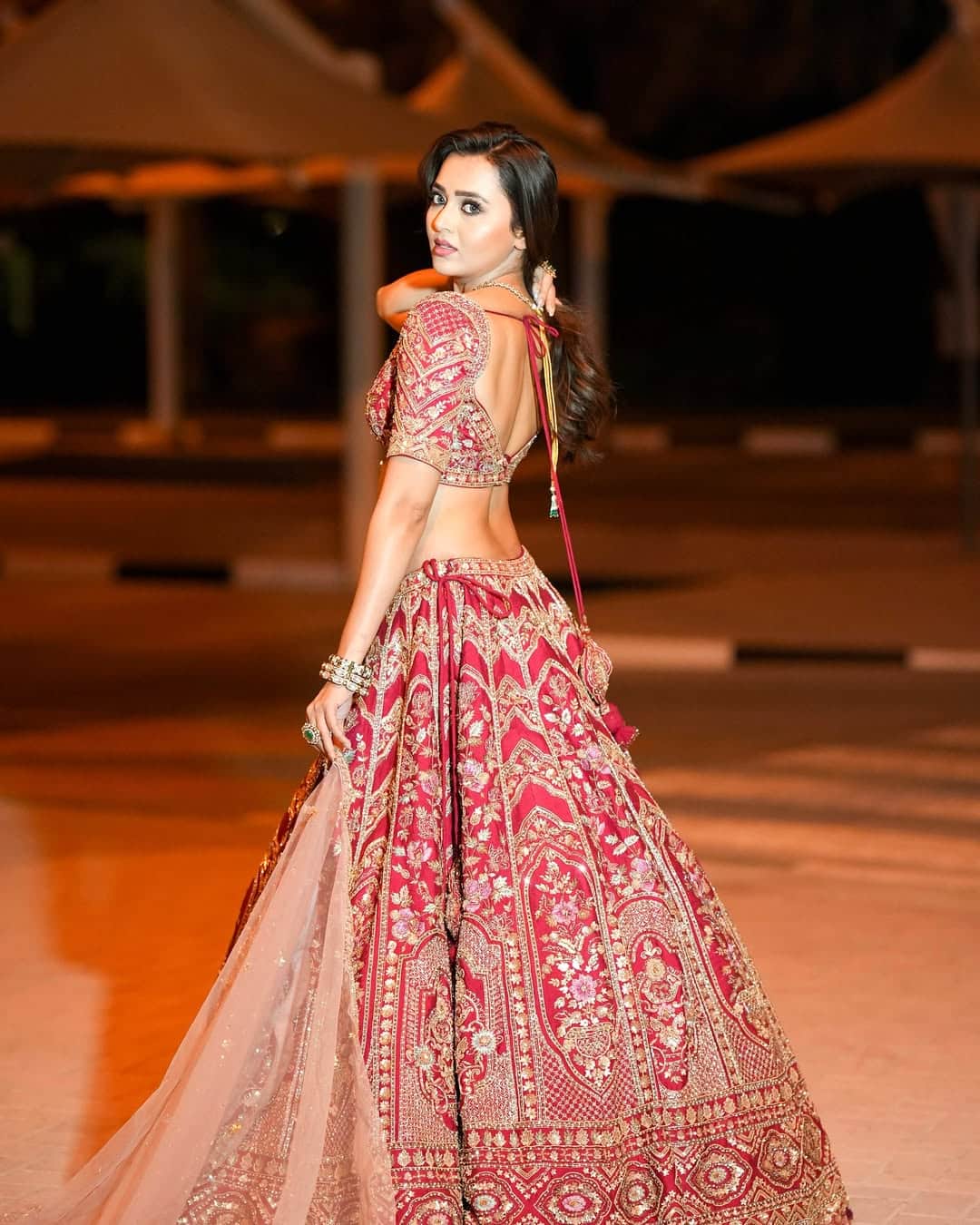 In this look, the marriage looks ready. She is wearing a beautiful choli with a heavy embroidered red and golden colored lehenga, which has backless design. Light shimri touch of dupatta and bracelets worn in hands are completing this look. This ethnic look of Tejashwi with open hair and natural makeup looks very beautiful.