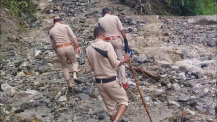 District Magistrate Chamoli Sandeep Tiwari is going to the Tharali disaster affected area and inspecting the opportunity himself. Relief and rescue work is being done, duty of all officers and employees has been imposed.