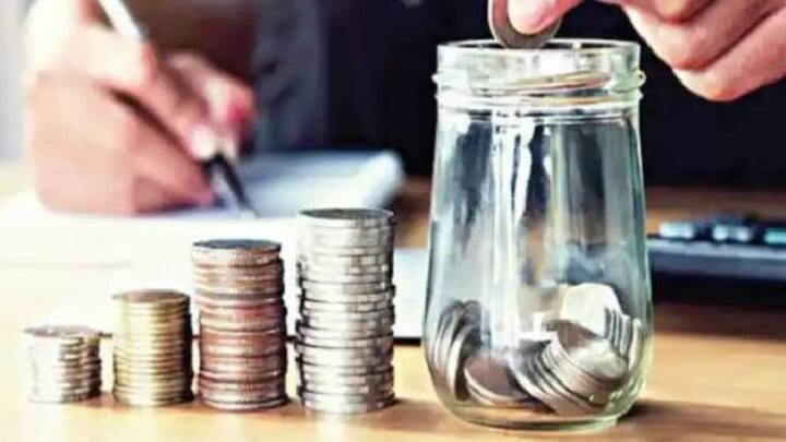 কেউ যদি বছরে ৫ হাজার টাকা করে জমান, তাহলে পিপিএফে ২১ বছর পরে পাবেন ২.৪৩ লক্ষ টাকা। আর সুকন্যা সমৃদ্ধিতে পাবেন ২.৩৯ লক্ষ টাকা। কিন্তু একই টাকা মিউচুয়াল ফান্ডে এসআইপি করলে আপনি ২১ বছর পরে পাবেন ৪.৫৮ লক্ষ টাকা যা অন্য দুটি স্কিমের থেকে অনেকটাই বেশি।