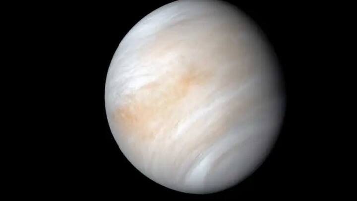 বৃহস্পতির উপগ্রহের সংখ্যা ৯৫, এর মধ্যে মূল হল Callisto, Europa, Io, Ganymede. Ganymede সৌরজগতের বৃহত্তম উপগ্রহও। শনির মোট উপগ্রহের সংখ্যা ২৭৪, Titan, Mimas, Enceladus-সহ মূল উপগ্রহ ছয়টি। ইউরেনাসের ২৮টি এবং নেপচুনের ১৬টি উপগ্রহ রয়েছে। দুই গ্রহের মধ্যে সাতটি মূল উপগ্রহ অবস্থান করে। চলতি বছরের অগাস্ট মাসে ইউরেনাসের ভিতরের বলয়ে আরও একটি উপগ্রহের সন্ধান পায় জেমস ওয়েব টেলিস্কোপ। এখনও সেটিতে সিলমোহর পড়েনি, সরকারি ভাবে নামকরণও হয়নি। তবে আসল সংখ্যা আরও অনেক বেশি হতে পারে। সময়ের সঙ্গে তালিকা দীর্ঘ হতে পারে আরও।