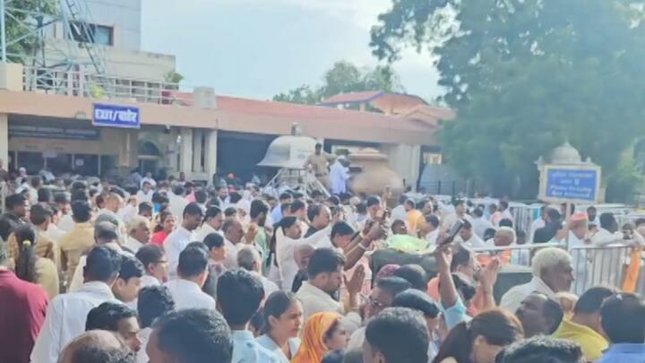 शनि देवाला प्रसन्न करण्यासाठी भाविक तैलाभिषेक करतात. मात्र भाविकांची गर्दी पाहता शनि देवस्थानाने चौथर्यावर जाऊन शनीला तैलाभिषेक बंद केला असून भाविकांसाठी शनिचा तैलाभिषेक चौथऱ्या खालूनच करण्याची सुविधा उपलब्ध करून दिली आहे.