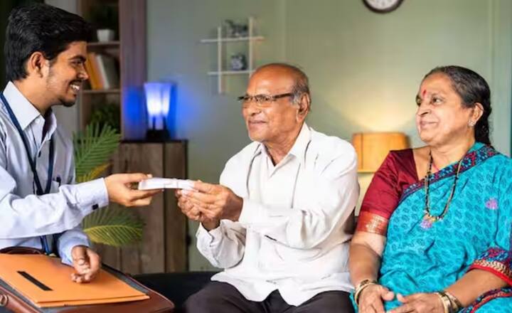 ਅਜਿਹੀ ਹੀ ਇੱਕ ਯੋਜਨਾ ਅਟਲ ਪੈਨਸ਼ਨ ਯੋਜਨਾ ਹੈ। ਇਸ ਯੋਜਨਾ ਵਿੱਚ, ਇੱਕ ਨਿਸ਼ਚਿਤ ਰਕਮ ਲਗਾਤਾਰ ਜਮ੍ਹਾ ਕਰਕੇ, ਤੁਸੀਂ ਬੁਢਾਪੇ ਵਿੱਚ ਹਰ ਮਹੀਨੇ 5000 ਰੁਪਏ ਦੀ ਪੈਨਸ਼ਨ ਪ੍ਰਾਪਤ ਕਰ ਸਕਦੇ ਹੋ। ਦੇਸ਼ ਦੇ ਕਰੋੜਾਂ ਲੋਕ ਸਰਕਾਰੀ ਯੋਜਨਾ ਤੋਂ ਪੈਨਸ਼ਨ ਲੈ ਰਹੇ ਹਨ।