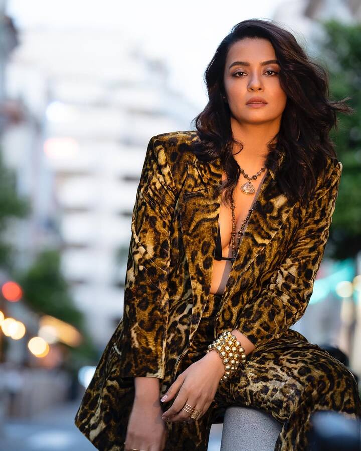 Surveen Chawla started his career with the show somewhere. In this serial, he was seen in the role of Charu.