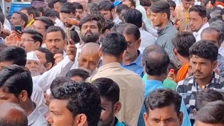 या ठिकाणी लाखो भाविक शनि देवाची पूजा करताना दिसतायत. शनि देवाचा फोटो आपल्या कॅमेऱ्यात कैद करुन देखील काही भक्त नमन करताना दिसतायत.