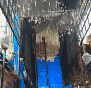 गुलाबी आणि सफेद रंगाच्या फुलांचं डेकोरेशन यंदा करण्यात आलं आहे.