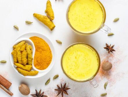 Turmeric and milk: Turmeric has anti-bacterial properties and milk nourishes skin. By mixing both, the stains of the face are reduced and the skin tone is enhanced.