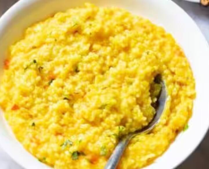 ਹਲਕੀ ਖਿਚੜੀ ਜਾਂ ਦਲੀਆ: ਡੇਂਗੂ ਦੌਰਾਨ ਹਲਕਾ ਅਤੇ ਪੌਸ਼ਟਿਕ ਭੋਜਨ ਖਾਣਾ ਬਹੁਤ ਜ਼ਰੂਰੀ ਹੈ। ਖਿਚੜੀ ਜਾਂ ਦਲੀਆ ਸਰੀਰ ਨੂੰ ਊਰਜਾ ਦੇਣ ਦੇ ਨਾਲ-ਨਾਲ ਪਾਚਨ ਕਿਰਿਆ ਨੂੰ ਵੀ ਆਸਾਨ ਬਣਾਉਂਦਾ ਹੈ। ਇਸ ਵਿੱਚ ਮੌਜੂਦ ਕਾਰਬੋਹਾਈਡਰੇਟ ਅਤੇ ਪ੍ਰੋਟੀਨ ਸਰੀਰ ਨੂੰ ਰਿਕਵਰੀ ਵਿੱਚ ਮਦਦ ਕਰਦੇ ਹਨ।