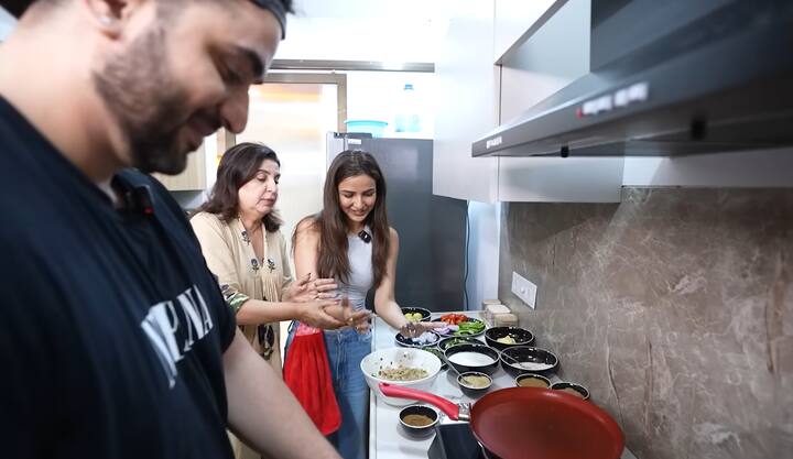 यह जैस्मिन के घर का किचन है, जो आकार में थोड़ा छोटा है. हालांकि, इसे सलीके से सजाया गया है. यहां फराह और बाकी लोगों ने मिलकर कुकिंग का मजा भी लिया.