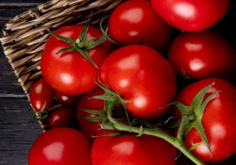 Tomato: Tomato contains lycopene which helps in reducing santan and dark spots. Regular use makes the skin look clean and fresh.