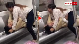 दिल्ली मेट्रो में आपका स्वागत है! सीट के लिए एक दूसरे के जमकर नोचे बाल- वीडियो देख सिर पीट लेंगे आप