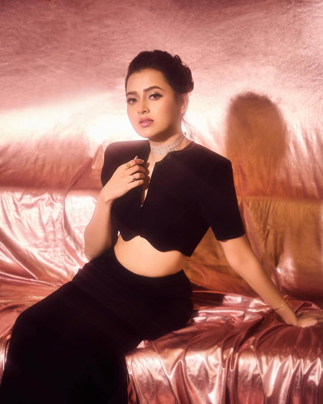 In this look, the stunning black outfit is carrying out. Light makeup, nude lips, shimari eyes, Chokar necklace and rings have decorated this look.