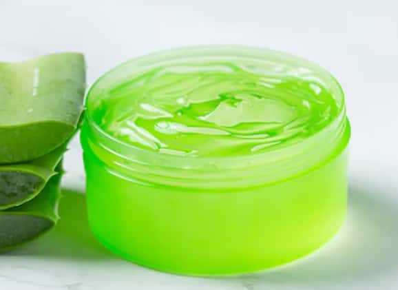 Aloe vera gel: Aloe vera is a miraculous remedy for skin. The anti-inflammatory properties present in it help to lighten the stains and keep the skin hydrated.