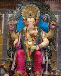 Lalbaugcha Raja 2025: लालबागच्या राजाचा दरबार सजला; रस्त्यावरील लोकही येता-जाता पाहत बसले, पाहा PHOTO