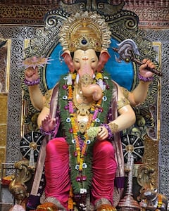 Lalbaugcha Raja 2025: लालबागच्या राजाचा दरबार सजला; रस्त्यावरील लोकही येता-जाता पाहत बसले, पाहा PHOTO