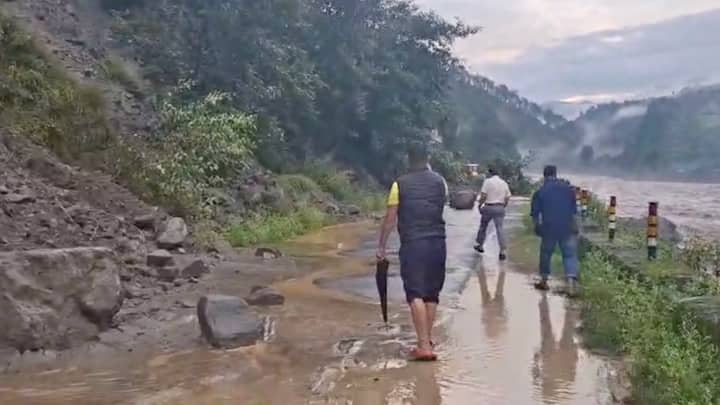 Due to the rains on the mountains, the water level is increasing rapidly in the suffering and pranmati rivers of Chamoli district. Due to which there is danger in the low -lying areas.
