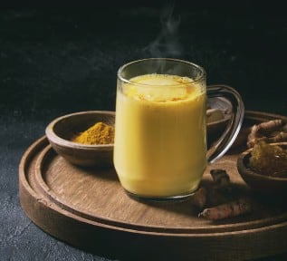 हल्दी वाला दूध: हल्दी में एंटीसेप्टिक गुण होते हैं. गुनगुना हल्दी वाला दूध पीने से गले का दर्द और खराश जल्दी ठीक हो जाते हैं और इम्यूनिटी भी बढ़ती है.