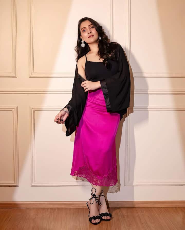 This western look of Tina Ahuja in a black top and pink skirt looks quite stylish and modern. Open wavy hair and high heels are making their entire look even more glamorous. Confident pose and elegant expressions take their personality to a different level.
