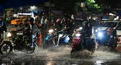West Bengal Weather Update: āĻļāύāĻŋ-āϰāĻŦāĻŋ āĻĻāĻĢāĻžā§ āĻĻāĻĢāĻžā§ āĻŦā§āώā§āĻāĻŋ, āϏā§āĻŽāĻŦāĻžāϰ āĻāĻžāϰ⧠āĻŦāϰā§āώāĻŖā§āϰ āϏāϤāϰā§āĻāϤāĻž, āĻāϰ āĻāϤāĻĻāĻŋāύ āĻāϞāĻŦā§ āĻĻā§āϰā§āĻā§āĻ?