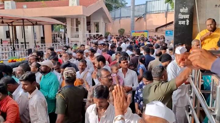 शनि अमावस्येनिमित्त होणारी गर्दी लक्षात घेऊन शनैश्वर देवस्थान ट्रस्टकडून शनि भक्तांसाठी पार्किंग,दर्शन रांग आणि आपत्कालीन आरोग्य सुविधा अशा सर्व सुविधा उपलब्ध करून दिल्या आहेत.