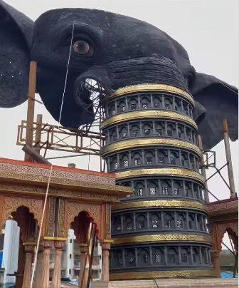 लालबागच्या राजाच्या प्रवेशद्वारावर भलामोठा हत्तीचा देखावा उभारण्यात आला आहे.