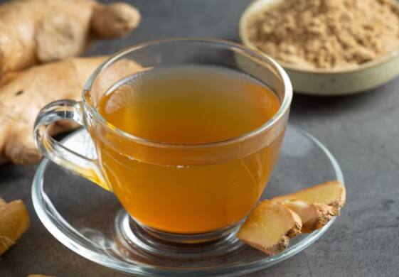 अदरक की चाय: अदरक में एंटी-इंफ्लेमेटरी गुण होते हैं जो गले की सूजन और खराश को तुरंत आराम देते हैं. अदरक की चाय कफ को ढीला करके गले को सुकून पहुंचाती है.