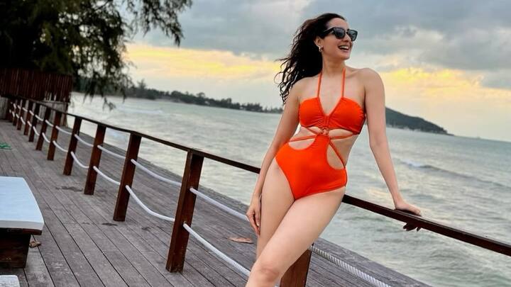 Pragya Jaiswal Swimsuit Photos: ప్రగ్యా జైస్వాల్ ఎప్పటికప్పుడు లేటెస్ట్ ఫోటో షూట్లతో ఆడియన్స్ అందరినీ ఎట్రాక్ట్ చేసే ప్రయత్నం చేస్తారు. స్విమ్ సూట్ ఫోటోషూట్ స్టిల్స్ షేర్ చేశారు. 