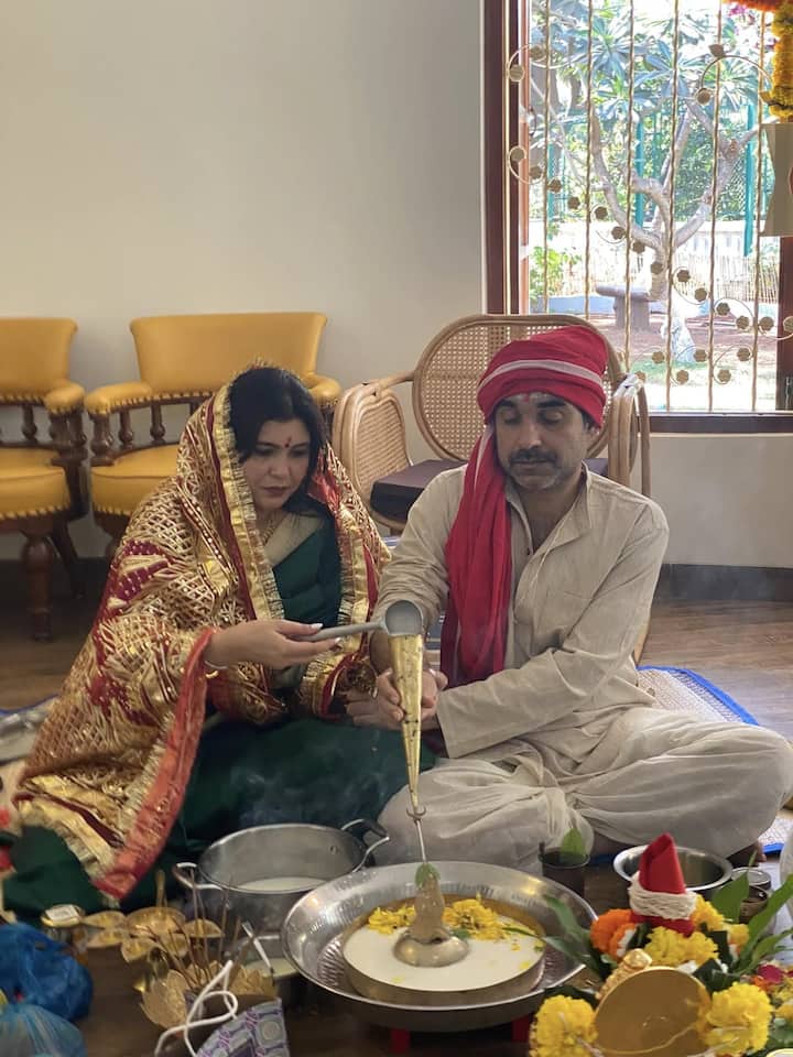 Mridula is very active on social media. Where she often shares pictures with husband Pankaj Tripathi and her beloved daughter.