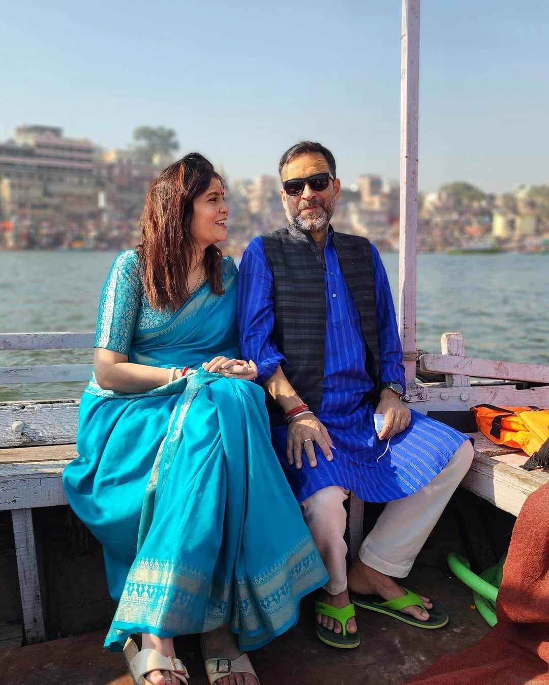 This picture of Pankaj and Mridula is of Mahakumbh. Where both reached with the family. Both of them spent quality time with each other here.