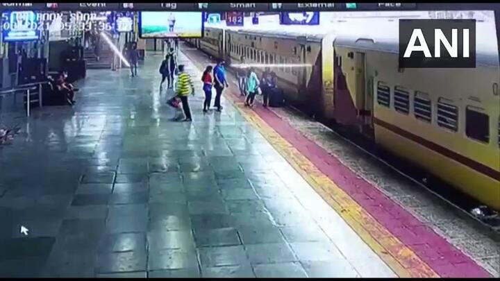 Railway Rules For Platform Ticket: જો તમે પ્લેટફોર્મ ટિકિટ લઈને ટ્રેનમાં ચઢો છો, તો તમારે કેટલો દંડ ભરવો પડી શકે છે? આ અંગે રેલવેના નિયમો શું છે? આ મહત્વપૂર્ણ વાત જાણો