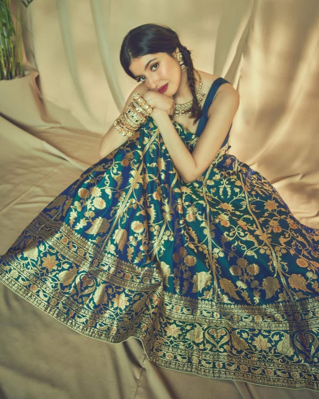 Divya styled the Banarasi lehenga of Peacock Green color with a matching sleeveless blouse. The actress looks very beautiful with heavy jewelery and dark makeup.