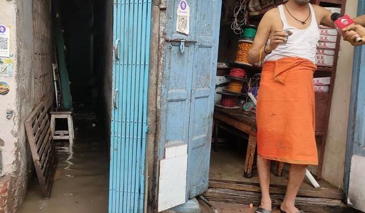 देर रात करीब 5 से 6 घंटे की अवधि में हुई बारिश की वजह से सड़के मानो दरिया जैसी नजर आ रहीं थी. वहीं कयास लगाए जा रहे हैं कि शहर की स्थिति और बिगड़ सकती है.